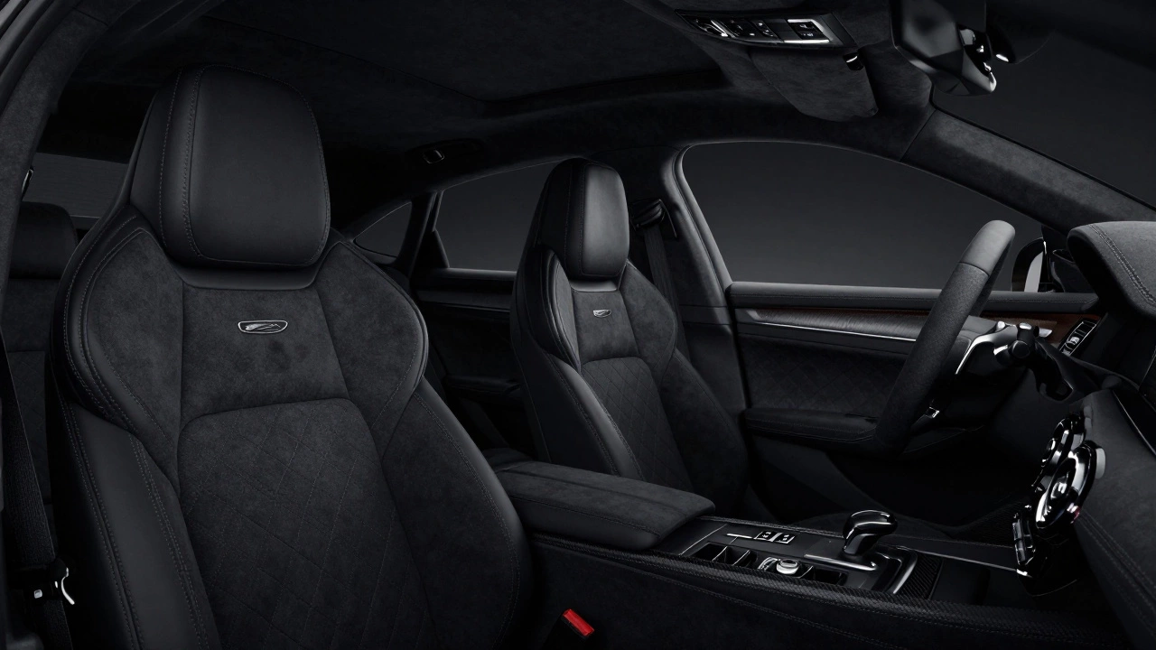 Роскошный салон автомобиля с кожаными сиденьями Nappa и вставками из карбона